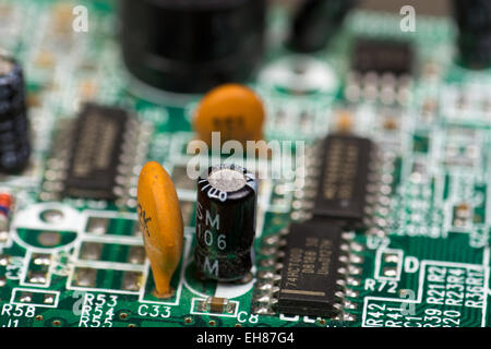 Close-up de la platine électronique avec des croustilles et condensateurs - faible profondeur de champ Banque D'Images