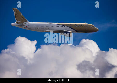 A9C-AM Gulf Air Airbus A320-214 en vol Banque D'Images