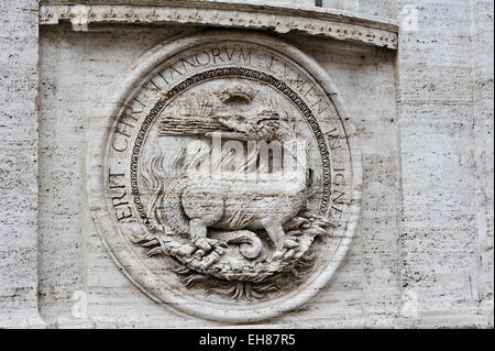 Une sculpture d'un dragon sur un mur extérieur, Rome, Italie. Banque D'Images