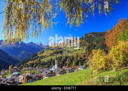 Les villages de Selva di Cadore et colle Santa Lucia, dans la région de Cadore dolomitique, Veneto, Italie Banque D'Images