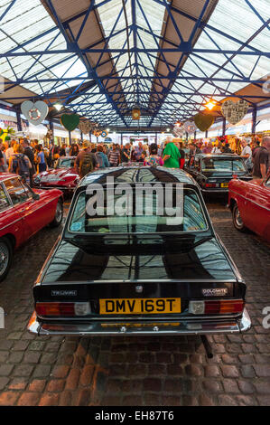 Classic cars alignés dans Greenwich Market pour le parc dans le marché mensuel de Meetup. Banque D'Images