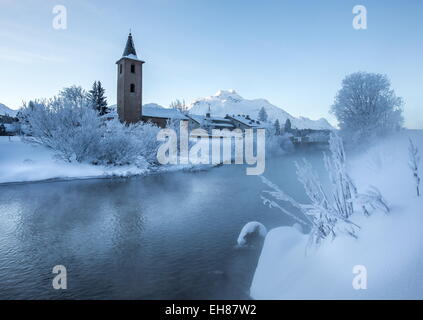 L'église de Sils-Baselgia en Basse-engadine, des rives de la rivière Inn après le lever du soleil, Grisons, Suisse Banque D'Images