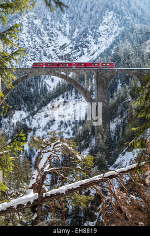 Le Bernina Express traversant le viaduc de Wiesen dans le canton suisse des Grisons, Suisse, Europe Banque D'Images