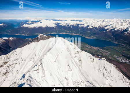 Le sommet du Mont Legnone coveres dans la neige et le lac de Côme et les Monti Lariani en arrière-plan, Lombardie, Italie, Europe Banque D'Images