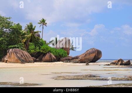 Les roches de granit et de palmiers sur la plage de Anse la Réunion, l'île de La Digue, La Digue et les Îles intérieures, Seychelles Banque D'Images