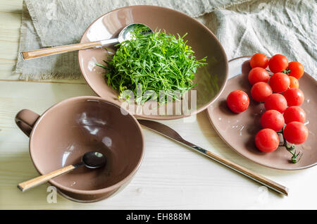 Salade de cresson Ingrédients Tomates cerises. À partir de la série natural organic food Banque D'Images