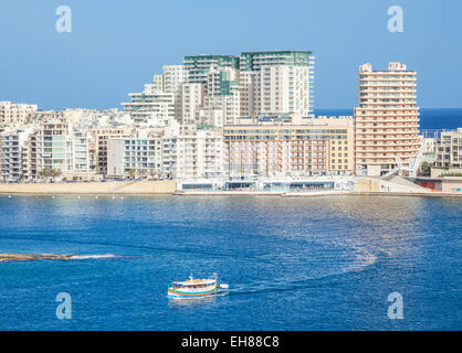 Ville de Sliema, le port de Marsamxett et bateau de tourisme, La Valette, Malte, Méditerranée, Europe Banque D'Images