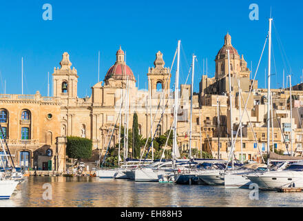 Vittoriosa, quai au bord de l'église Saint-Laurent, Dockyard Creek, Birgu, les trois villes, La Valette, Malte, Méditerranée Banque D'Images