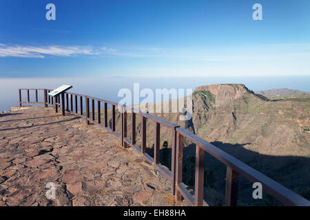 Vue depuis le Mirador de Igualero sur le Barranco del Erque Table Mountain à Fortaleza, La Gomera, Canary Islands, Spain Banque D'Images