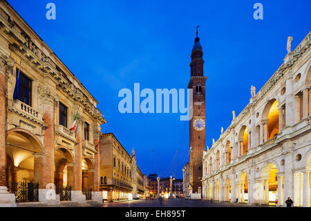 Tour de l'horloge sur la Basilique palladienne, Piazza Signori, Vicenza, UNESCO World Heritage Site, Vénétie, Italie, Europe Banque D'Images