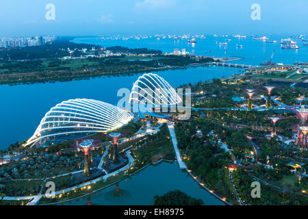 Singapour - 8 juillet : Super arbres dans des jardins près d'un parc de la baie, vue à partir de la Marina Bay Sands Hotel, le 8 juillet 2013. Banque D'Images