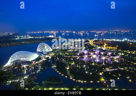 Singapour - 8 juillet : Super arbres dans des jardins près d'un parc de la baie, vue à partir de la Marina Bay Sands Hotel, le 8 juillet 2013. Banque D'Images