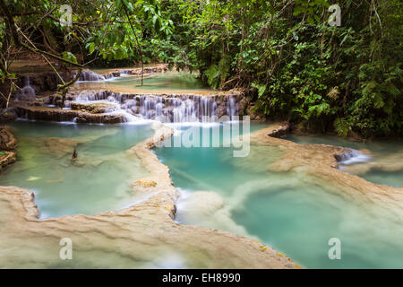 Cascades de Kuang Si, belle cascade de cascades bleu près de la ville de Luang Prabang au Laos. Banque D'Images