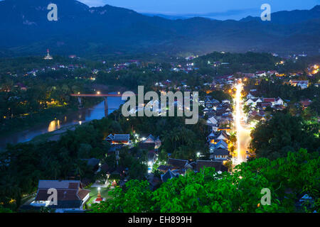 Nuit vue sur Luang Prabang, ville classée au patrimoine de l'UNESCO, le Laos. Banque D'Images