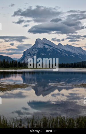 Le mont Rundle et les lacs Vermilion, Banff National Park, site du patrimoine mondial de l'UNESCO, de l'Alberta, au Canada, en Amérique du Nord Banque D'Images