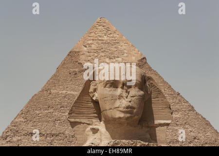 Le Sphinx et la Pyramide de Khafré de Gizeh, UNESCO World Heritage Site, près du Caire, Egypte, Afrique du Nord, Afrique Banque D'Images