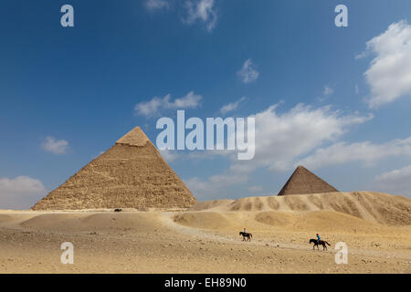 La pyramide de Khafré et la grande pyramide de Gizeh, UNESCO World Heritage Site, près du Caire, Egypte, Afrique du Nord, Afrique Banque D'Images