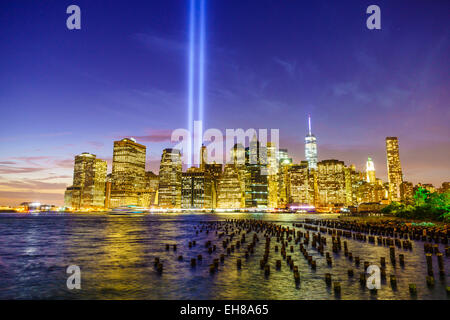 Gratte-ciel de Manhattan dont un World Trade Center à partir de l'autre côté de l'East River dans la nuit, New York City, New York, USA Banque D'Images