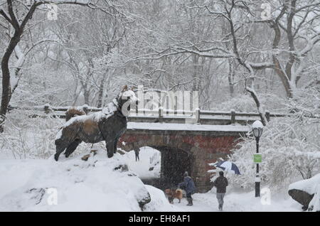 New York, USA. 5Th Mar, 2015. La statue de bronze de chien Balto est exposée dans la neige de Central Park à New York, États-Unis, 5 mars 2015. La statue a été errected en l'honneur de Balto qui a livré des sérum sur un traîneau à la ville de Noma, de l'Alaska en 1925. Pour commémorer l'Iditarod Balto race, les plus difficiles du monde course de traîneaux à chiens est actuellement détenu à Alaski chaque année. Photo : Chris Melzer/dpa/Alamy Live News Banque D'Images