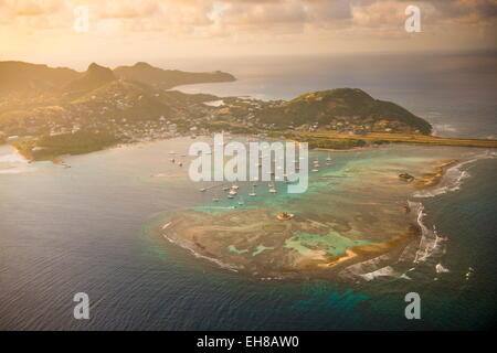 Vue aérienne de l'île Union au coucher du soleil, les Grenadines, Saint Vincent et les Grenadines. Îles du Vent, Antilles, Caraïbes Banque D'Images