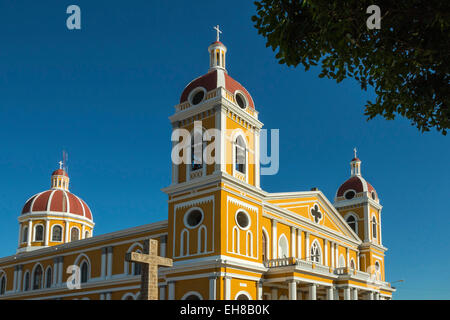 La Cathédrale de Grenade, d'abord construite en 1583 et pillée par des pirates de nombreuses fois, au cœur de cette ville historique, Granada, Nicaragua Banque D'Images