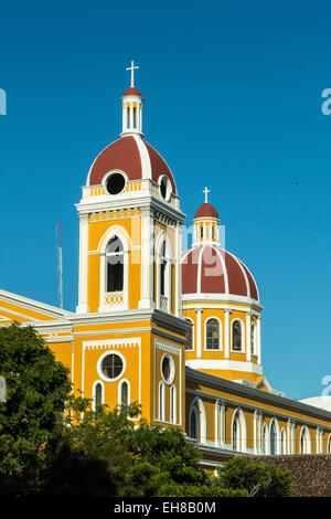 La Cathédrale de Grenade, d'abord construite en 1583 et pillée par des pirates de nombreuses fois, au cœur de cette ville historique, Granada, Nicaragua Banque D'Images