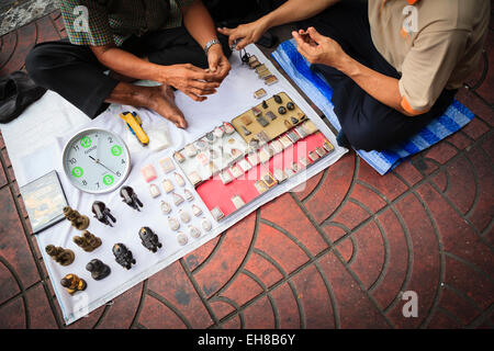 Rue Amulet stall à Chinatown. Bangkok. Thaïlande. Banque D'Images