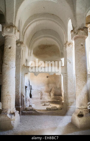 Intérieur de l'un des premiers chrétiens église creusée dans la roche solide près de Göreme, Cappadoce, Turquie, à l'arbre de lumière Banque D'Images