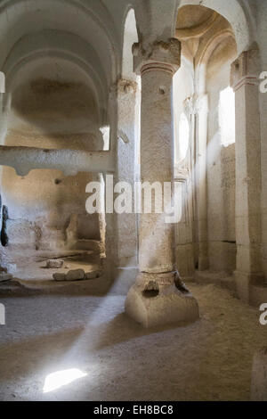 Intérieur de l'un des premiers chrétiens église creusée dans la roche solide près de Göreme, Cappadoce, Turquie, à l'arbre de lumière Banque D'Images