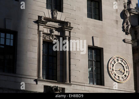 Une horloge sur le mur d'un bâtiment du centre de Londres. Banque D'Images