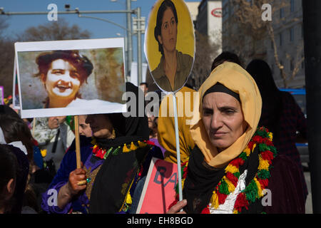 Les femmes en costume kurde traditionnelle, tenir un portrait d'une femme assassiné en Turquie et celui d'une femme kurde tué par un chasseur de l'ISIL au siège de Kobane, en Syrie, au cours d'une manifestation sur la Journée internationale de la femme. © Piero Castellano/Pacific Press/Alamy Live News Banque D'Images