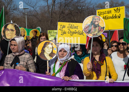 Les femmes dans un costume kurde traditionnelle attente portraits de femmes assassinées en Turquie et ceux de combattants tués par des femmes kurdes ISIL en Syrie, au cours d'une manifestation sur la Journée internationale de la femme. Les plaques-étiquettes lire "la liberté ou la mort" et "Vive l'YPG fighters". Gpj, acronyme kurde pour la protection de l'environnement, sont les milices kurdes luttant ISIL en Syrie. © Piero Castellano/Pacific Press/Alamy Live News Banque D'Images