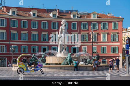 Nice, France - Fontaine du soleil, place Massena, Provence - avec velo-taxi Banque D'Images