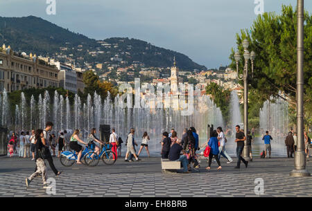 Promenade du Paillon, arrêt Place Massena, Nice, France, Europe - avec de l'eau fontaine miroir Banque D'Images