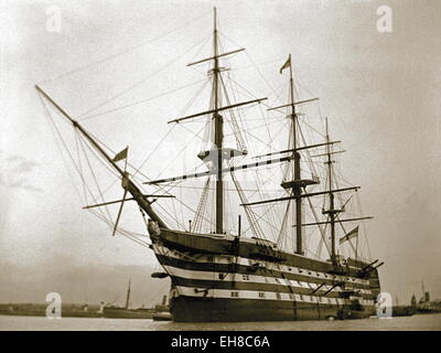 Nouvelles photos AJAX - HMS Victory - amiral Horatio Nelson'S FLAGSHIP À FLOT DANS LE PORT DE PORTSMOUTH VERS. 1905. Remarque Le 'ET' JACKSTAFF UNION JACK FLAG POSITION SUR LE BEAUPRÉ. PHOTO : Ajax News & features. REF:AVL/NAV/BP/HMSVICTORY Banque D'Images