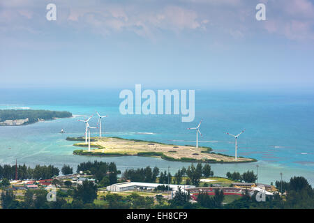 Vue aérienne de l'île de Mahé aux Seychelles. Les éoliennes près de Victoria Banque D'Images