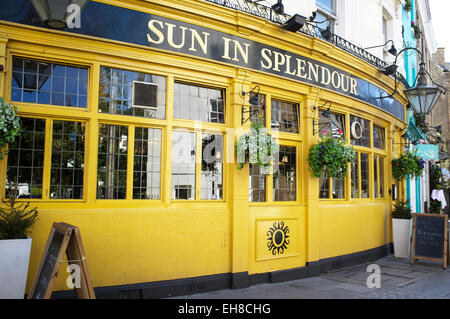 Londres, Royaume-Uni - 15 avril 2014 : Soleil éclatant, un pub anglais, Portobello Road, Notting Hill Banque D'Images