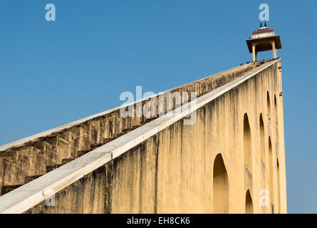 Cadran solaire géant (Samrat Yantra) à Jantar Mantar, l'Observatoire de Jaipur, Rajasthan, Inde Banque D'Images