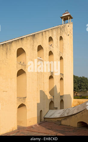 Cadran solaire géant (Samrat Yantra) à Jantar Mantar, l'Observatoire de Jaipur, Rajasthan, Inde Banque D'Images