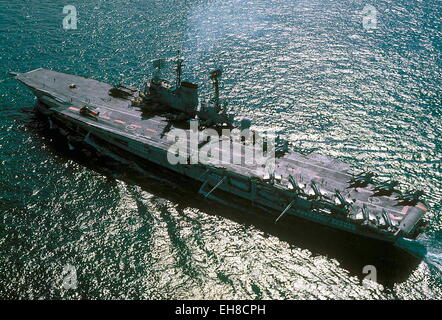 AJAXNETPHOTO - EXERCICE - ARK ROYAL. Sur l'EXERCICE DANS LA MANCHE EN 1972. PHOTO:JONATHAN EASTLAND/AJAX. REF:21012 01 - C3572314A. Banque D'Images