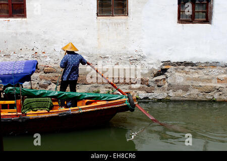 Photographie d'un gondolier à Zhouzhuang. Banque D'Images