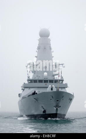 AJAXNETPHOTO. Janvier 28th, 2009. PORTSMOUTH, Angleterre. - Arrivée furtive - HMS DARING, PREMIÈRE DE LA MARINE ROYALE, SIX NOUVEAUX DESTROYERS TYPE 45, arrive à la base navale de Portsmouth. PHOTO:JONATHAN EASTLAND/AJAX REF:D92801 2215 Banque D'Images