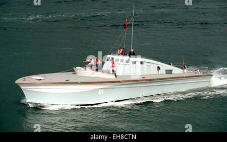 AJAX NEWS PHOTOS -05 JUIN 2004- JOUR J 60E ANNIVERSAIRE - MGB 81 (EX MTB 416) , CONSTRUIT À L'ORIGINE PAR DES BATEAUX À MOTEUR BRITANNIQUES PENDANT LA SECONDE GUERRE MONDIALE, MAINTENANT ENTIÈREMENT RETSORED ET OPÉRATIONNEL, A NAVIGUÉ AVEC LA FLOTTILLE VERS LA NORMANDIE. IL EST L'UN DES DERNIERS NAVIRES DES FORCES CÔTIÈRES DE LA SECONDE GUERRE MONDIALE ENCORE OPÉRATIONNEL. PHOTO : JONATHAN EASTLAND/AJAX. RÉF. : 41106/36 Banque D'Images