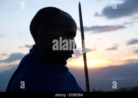 Guerrier massaï avec une lance dans la zone de conservation de Ngorongoro cratère dans la région des hautes terres de Tanzanie Afrique de l'Est Banque D'Images
