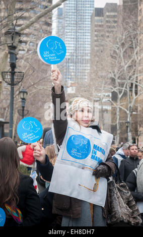 New York, USA. 05Th Mar, 2015. Des milliers de personnes participent à la Marche pour l'égalité et les droits des femmes lors de la Journée internationale des femmes à New York le dimanche 8 mars, 2015. Le mars, co-organisée par l'ONU et des organisations internationales, des ONG avec NYC a voyagé de l'Organisation des Nations Unies à Times Square et a appelé à l'égalité des sexes à travers de multiples plates-formes, y compris la rémunération, le plafond de verre et la représentation politique. Crédit : Richard Levine/Alamy Live News Banque D'Images