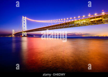 Kobe, Japon à l'Okashi Kaikyo Ohashi pont enjambant la Mer Intérieure de Seto.