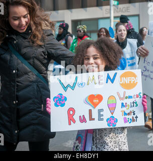 New York, USA. 05Th Mar, 2015. Des milliers de personnes participent à la Marche pour l'égalité et les droits des femmes lors de la Journée internationale des femmes à New York le dimanche 8 mars, 2015. Le mars, co-organisée par l'ONU et des organisations internationales, des ONG avec NYC a voyagé de l'Organisation des Nations Unies à Times Square et a appelé à l'égalité des sexes à travers de multiples plates-formes, y compris la rémunération, le plafond de verre et la représentation politique. Crédit : Richard Levine/Alamy Live News Banque D'Images