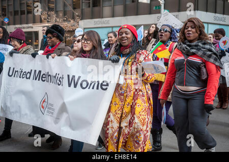 New York, USA. 05Th Mar, 2015. Des milliers de personnes participent à la Marche pour l'égalité et les droits des femmes lors de la Journée internationale des femmes à New York le dimanche 8 mars, 2015. Le mars, co-organisée par l'ONU et des organisations internationales, des ONG avec NYC a voyagé de l'Organisation des Nations Unies à Times Square et a appelé à l'égalité des sexes à travers de multiples plates-formes, y compris la rémunération, le plafond de verre et la représentation politique. Crédit : Richard Levine/Alamy Live News Banque D'Images