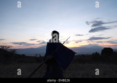 La silhouette du guerrier Massaï sur les plaines de la zone de conservation de Ngorongoro cratère dans la région des hautes terres de Tanzanie Afrique de l'Est Banque D'Images