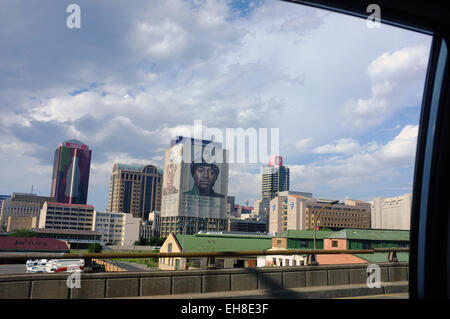 Quartier Central des Affaires de Johannesburg vu depuis la fenêtre d'une voiture. Banque D'Images